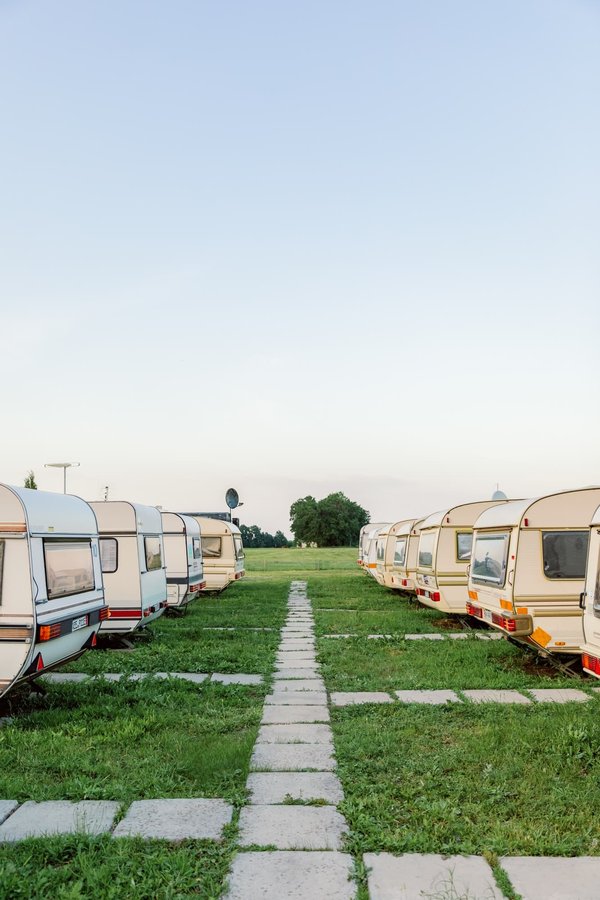 Quelles sont les facilités pour les campeurs en caravane dans les campings Tikayan ?